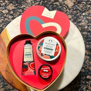 🆕Sweetest Strawberry Heart Gift Box
BODY CARE GIFT SET